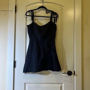 Linen pocket dress with adjustable straps. Color navy. Size medium